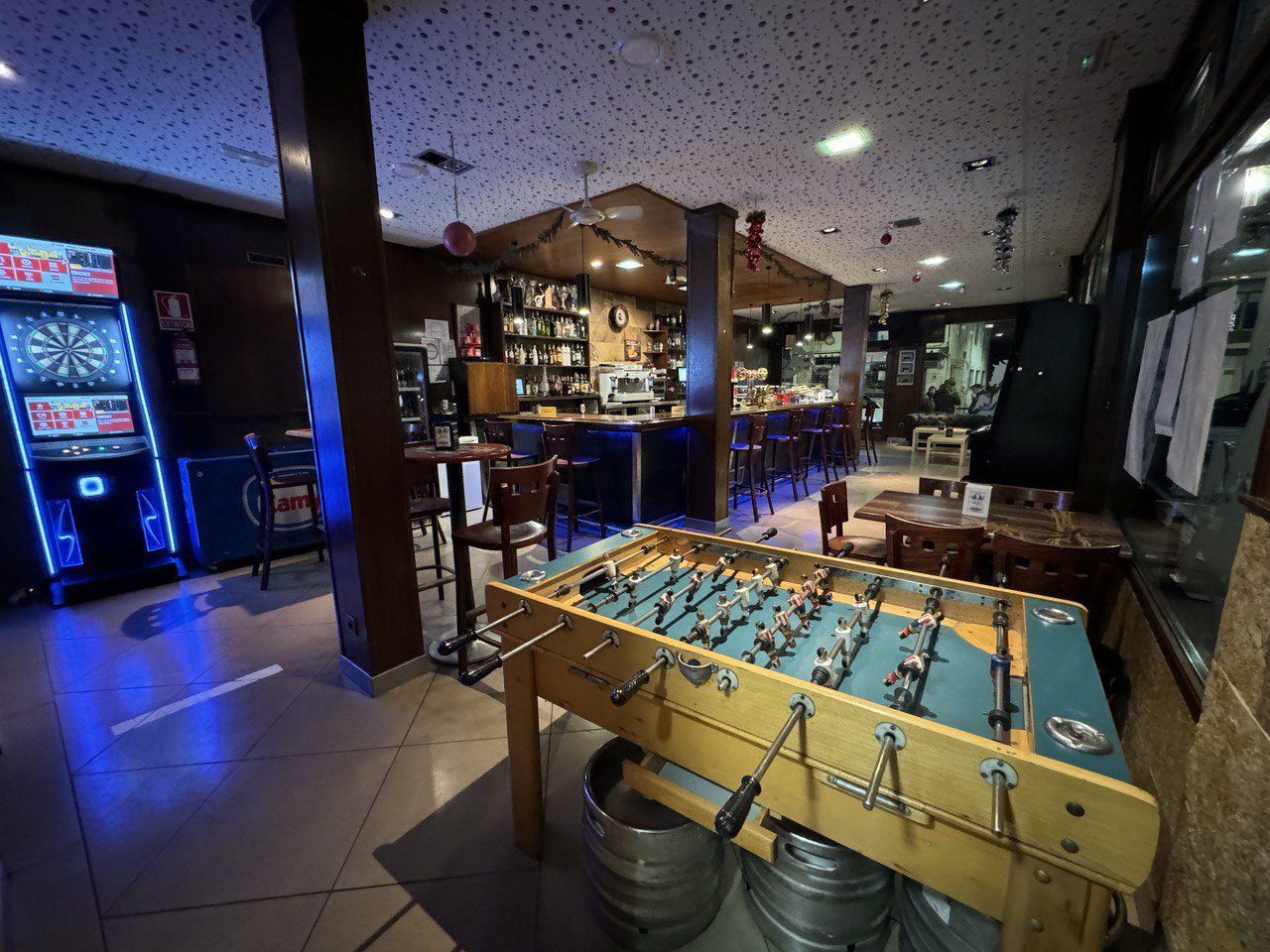 Futbolín en primer plano y, al fondo, la barra del Bar Orly